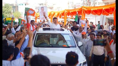 Rao Narbir Singh, Bharatiya Janata Party’s candidate from Badshahpur during a road show on the last day of his election campaign at Badshahpur Bazar in Gurugram on Thursday. (HT PHOTO) Rao Narbir Singh, Bharatiya Janata Party’s candidate from Badshahpur during a road show on the last day of his election campaign at Badshahpur Bazar in Gurugram on Thursday. (HT PHOTO)