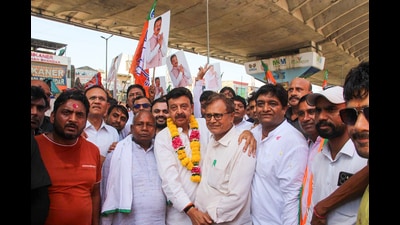 Rao Narbir Singh, the Bharatiya Janata Party’s candidate from Badshahpur during a road show on the last day of election campaign at Badshahpur Bazar, in Gurugram. (HT PHOTO) Rao Narbir Singh, the Bharatiya Janata Party’s candidate from Badshahpur during a road show on the last day of election campaign at Badshahpur Bazar, in Gurugram. (HT PHOTO)