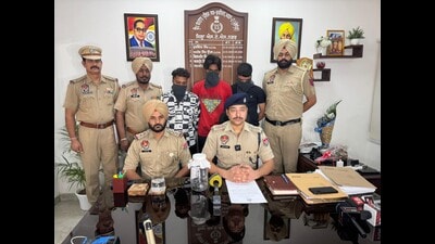 The accused, aged 21 to 24, copied the chemist’s phone number from his shop’s flex board to threaten him over the phone. (HT Photo) The accused, aged 21 to 24, copied the chemist’s phone number from his shop’s flex board to threaten him over the phone. (HT Photo)
