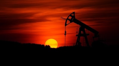 The iCOMDEX Crude Oil index of the Multi Commodity Exchange (MCX) showed oil prices rose to ₹7,749.35 a barrel. This is a 1.32% or ₹101.11 gain. (Representational Image/Unsplash) The iCOMDEX Crude Oil index of the Multi Commodity Exchange (MCX) showed oil prices rose to ₹7,749.35 a barrel. This is a 1.32% or ₹101.11 gain. (Representational Image/Unsplash)