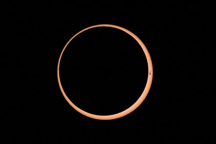 A solar eclipse is observed from Tahai archaeological monument area in the Rapa Nui national park managed by the Mau Henua native community at Easter Island, Chile October 2, 2024. REUTERS/Ivan Alvarado (REUTERS)