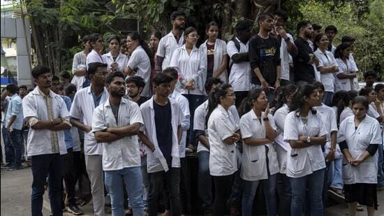 Mumbai, India - April 27, 2023: Angry medical students stage a protest as their 22-year-old colleague Dayanand Kale died after falling from a tree inside Podar Ayurved Medical College on Wednesday night. Though he was rushed immediately to the hospital, students allege negligence of the hospital administration and not getting timely treatment, at Worli, in Mumbai, India, on Thursday, April 27, 2023. (Photo by Satish Bate/ Hindustan Times) (Satish Bate/HT PHOTO)