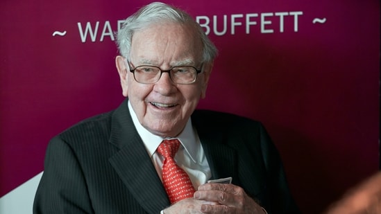 Warren Buffett, chairman and CEO of Berkshire Hathaway, smiles as he plays bridge following the annual Berkshire Hathaway shareholders meeting in Omaha, Neb., May 5, 2019 (Nati Harnik/AP)