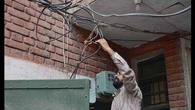 A Punjab State Power Corporation Limited employee cutting an illegal connection. Twenty divisions — border zone, west zone and south zone — are notorious for theft and are collectively responsible for around ₹1,300 crore, translating to 50% of the losses. (HT file photo) A Punjab State Power Corporation Limited employee cutting an illegal connection. Twenty divisions — border zone, west zone and south zone — are notorious for theft and are collectively responsible for around ₹1,300 crore, translating to 50% of the losses. (HT file photo)