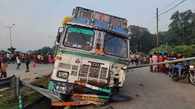 A truck rammed into a tractor trolley on the Prayagraj-Varanasi Highway near Katka village, under the Kachwan Bazar police station of Mirzapur district. (HT) A truck rammed into a tractor trolley on the Prayagraj-Varanasi Highway near Katka village, under the Kachwan Bazar police station of Mirzapur district. (HT)