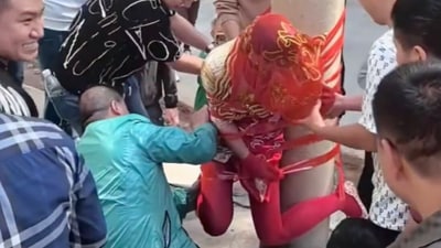 The image shows a bride taped to a pole, a century-old wedding ritual that sparked social media outrage. (Screengrab (Weibo)) The image shows a bride taped to a pole, a century-old wedding ritual that sparked social media outrage. (Screengrab (Weibo))
