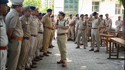 Gurugram police commissioner Vikas Arora gives instructions to police officers ahead of Saturday’s polling, in Gurugram on Friday. (Parveen Kumar/HT PHOTO) Gurugram police commissioner Vikas Arora gives instructions to police officers ahead of Saturday’s polling, in Gurugram on Friday. (Parveen Kumar/HT PHOTO)