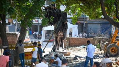 Police officers at the Shahi Idgah park where the statue of Rani Laxmibai was brought from Karol Bagh (HT Photo/ Sanchit Khanna) Police officers at the Shahi Idgah park where the statue of Rani Laxmibai was brought from Karol Bagh (HT Photo/ Sanchit Khanna)