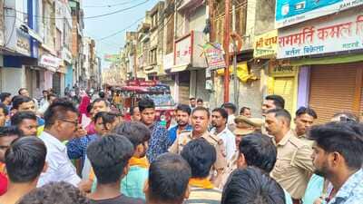 Right wing activists calling for closure of markets at Kasganj last month to protest death of woman lawyer. (HT FILE PHOTO) Right wing activists calling for closure of markets at Kasganj last month to protest death of woman lawyer. (HT FILE PHOTO)