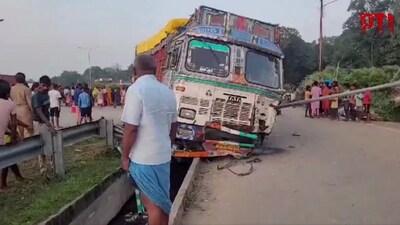 Ten people were killed after a speeding truck collided with a tractor trolley ferrying labourers on Prayagraj- Varanasi highway. (Screengrab) Ten people were killed after a speeding truck collided with a tractor trolley ferrying labourers on Prayagraj- Varanasi highway. (Screengrab)