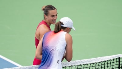 Aryna Sabalenka at the net with Iga Swiatek of Poland after their match on day seven of the Cincinnati Open (USA TODAY Sports via Reuters Con)