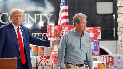 Republican presidential nominee and former U.S. President Donald Trump and Georgia Governor Brian Kemp look on on the day they speak to the press about the impact of Hurricane Helene in Evans, Georgia, U.S., October 4, 2024. REUTERS/Octavio Jones     TPX IMAGES OF THE DAY (REUTERS)