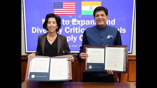 Union Minister of Commerce and Industry, Piyush Goyal exchanges the MoU with United States Secretary of Commerce Gina Raimondo to ‘Expand and Diversify Critical Minerals Supply Chains’ between India and the US. (ANI PHOTO)