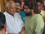 Allu Arjun consoled Rajendra Prasad after his daughter Gayathri's death. Allu Arjun consoled Rajendra Prasad after his daughter Gayathri's death.
