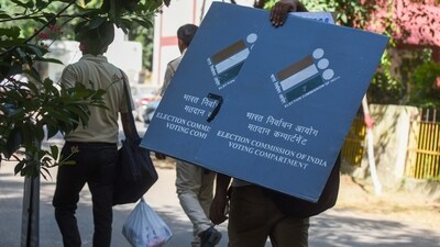 Gurugram, India-October 04, 2024: Polling officials going to vote booth after collect electronic voting machines (EVM) in Gurugram, Haryana, on Friday, 04 October 2024. (Photo by Parveen Kumar/Hindustan Times)