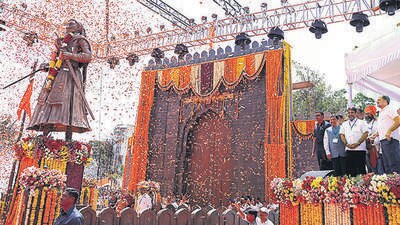 Kolhapur: LoP in Lok Sabha and Congress leader Rahul Gandhi during unveiling of the statue of Chhatrapati Shivaji Maharaj, at Bhagwa Chowk, in Kolhapur, Maharashtra, Saturday, Oct. 5, 2024. (PTI Photo) (PTI10_05_2024_000345A) (PTI) Kolhapur: LoP in Lok Sabha and Congress leader Rahul Gandhi during unveiling of the statue of Chhatrapati Shivaji Maharaj, at Bhagwa Chowk, in Kolhapur, Maharashtra, Saturday, Oct. 5, 2024. (PTI Photo) (PTI10_05_2024_000345A) (PTI)