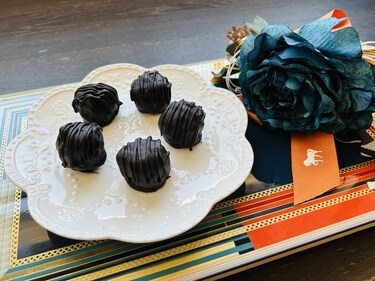 Sugarfree dryfruit laddoos dipped in dark chocolate. Sugarfree dryfruit laddoos dipped in dark chocolate.