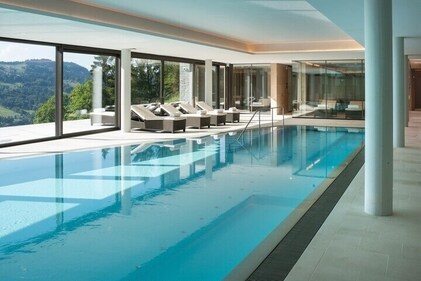 The tranquil infinity pool overlooking the stunning mountains (Photo: Clinic Les Alpes) The tranquil infinity pool overlooking the stunning mountains (Photo: Clinic Les Alpes)