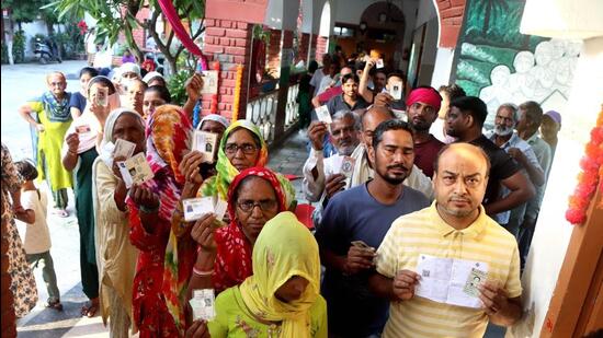 Voters queuing up to exercise their franchise in Rohtak on Saturday. (Manoj Dhaka/HT)