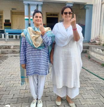 BJP candidate Shruti Choudhry with her mother Kiran Choudhry after voting in Tosham on Saturday. (HT Photo)