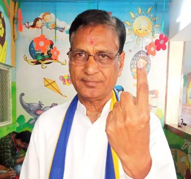 Aam Aadmi Party’s Panchkula nominee, Prem Garg, showing his inked finger after voting on Saturday. (Sant Arora/HT) Aam Aadmi Party’s Panchkula nominee, Prem Garg, showing his inked finger after voting on Saturday. (Sant Arora/HT)
