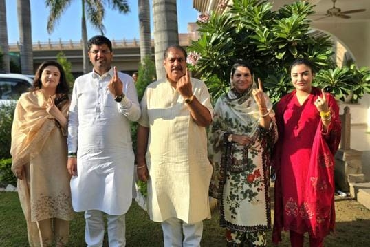 Jannayak Janta Party leader Dushyant Chautala (second from left) with his wife Meghna an dparents Ajay Chautala, a former MP, and Naina Chautala after voting in Sirsa on Saturday. (HT Photo)