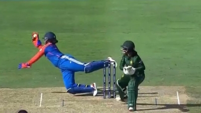 Richa Ghosh took a one-handed stunner against Pakistan