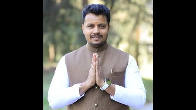 In a public meeting on Sunday, Balwadkar exercised a show of strength and hinted at exploring other political options if the BJP does not consider him a candidate for the upcoming assembly polls. (HT PHOTO) In a public meeting on Sunday, Balwadkar exercised a show of strength and hinted at exploring other political options if the BJP does not consider him a candidate for the upcoming assembly polls. (HT PHOTO)