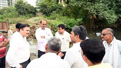 MCG commissioner Narhari Singh Bangar along with other corporation officials during a spot visit on Sunday. (HT Photo) MCG commissioner Narhari Singh Bangar along with other corporation officials during a spot visit on Sunday. (HT Photo)