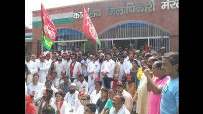 Members of Samajwadi Party Lohianagar Vahini staging a protest at DM office in Meerut demanding action against Yati. (HT PHOTO) Members of Samajwadi Party Lohianagar Vahini staging a protest at DM office in Meerut demanding action against Yati. (HT PHOTO)