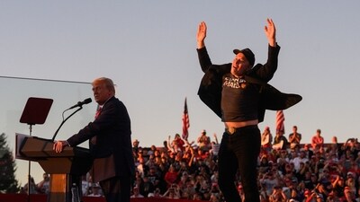 Netizens laud Elon Musk's 'iconic' image with Donald Trump at PA rally (Photographer: Justin Merriman/Bloomberg) (Bloomberg) Netizens laud Elon Musk's 'iconic' image with Donald Trump at PA rally (Photographer: Justin Merriman/Bloomberg) (Bloomberg)