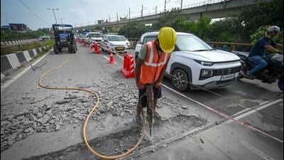 Workers carry out repairs on Mayapuri flyover in New Delhi. (Sanchit Khanna/HT Photo) Workers carry out repairs on Mayapuri flyover in New Delhi. (Sanchit Khanna/HT Photo)