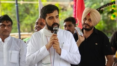 Kaithal, Haryana Assembly Election 2024: Congress candidate Aditya Surjewala addressing a gathering in Kaithal during his poll campaign. (HT Photo) Kaithal, Haryana Assembly Election 2024: Congress candidate Aditya Surjewala addressing a gathering in Kaithal during his poll campaign. (HT Photo)