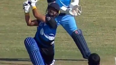 Suresh Raina smashes Shakib Al Hasan in a brutal onslaught (X) Suresh Raina smashes Shakib Al Hasan in a brutal onslaught (X)