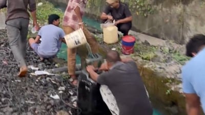 Plastic cans in hand, the locals were seen collecting the water-mixed diesel to take home after the train derailed. (X/gharkekalesh) Plastic cans in hand, the locals were seen collecting the water-mixed diesel to take home after the train derailed. (X/gharkekalesh)