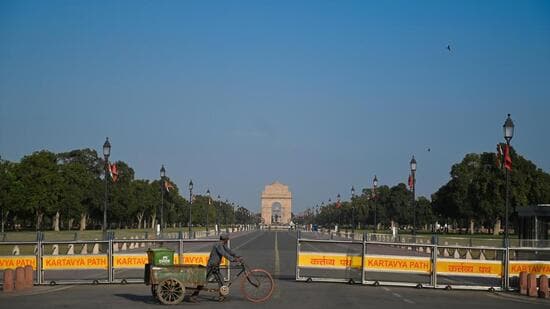 A view of a clear day at Kartavya Path in Delhi on Saturday. (Sanchit Khanna/ Hindustan Times)