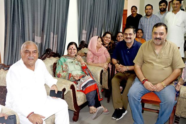 Former chief minister Bhupinder Singh Hooda and his wife Asha Hooda at their residence in Rohtak. (Manoj Dhaka/HT) Former chief minister Bhupinder Singh Hooda and his wife Asha Hooda at their residence in Rohtak. (Manoj Dhaka/HT)