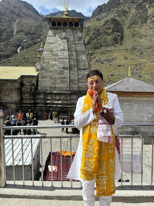 Rajya Sabha MP Randeep Singh Surjewala pays obeisance at Kedarnath. (HT Photo) Rajya Sabha MP Randeep Singh Surjewala pays obeisance at Kedarnath. (HT Photo)