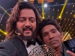Riteish Deshmukh with Bigg Boss Marathi 5 winner Suraj Chavan.