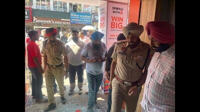 17 shots fired, assailants drop a letter in shop demanding money (HT Photo)