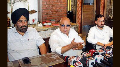 AAP MLA Gurpreet Gogi Bassi and traders of Sarabha Nagar Main Market at a presser in Ludhiana on Monday. (HT Photo) AAP MLA Gurpreet Gogi Bassi and traders of Sarabha Nagar Main Market at a presser in Ludhiana on Monday. (HT Photo)
