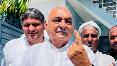 Haryana Assembly Leader of Opposition Bhupinder Singh Hooda shows his ink-marked finger after casting his vote during Haryana Assembly elections, in Rohtak, Saturday, Oct. 5, 2024. (PTI Photo) (PTI10_05_2024_000162B) (PTI)