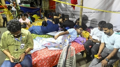 Protesting doctors continue indefinite hunger strike over RG Kar rape-murder incident at Esplanade in Kolkata, on Monday. (Samir Jana/HT photo)