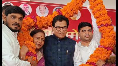 SP national general secretary Prof Ram Gopal Yadav and Tej Pratap Singh Yadav at a public meeting in Mainpuri on Oct 7. (HT photo) SP national general secretary Prof Ram Gopal Yadav and Tej Pratap Singh Yadav at a public meeting in Mainpuri on Oct 7. (HT photo)