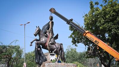Workers installing the statue of the Rani of Jhansi. (Sanchit Khanna/HT)
