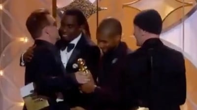 While Bono was looking pleased with himself as he accepted his trophy from Usher, Diddy approached him to give a congratulatory hug. (X)