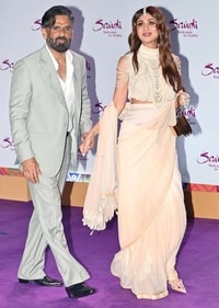 Suniel Shetty and Shilpa Shetty recently met at the red carpet of an event. Suniel Shetty and Shilpa Shetty recently met at the red carpet of an event.