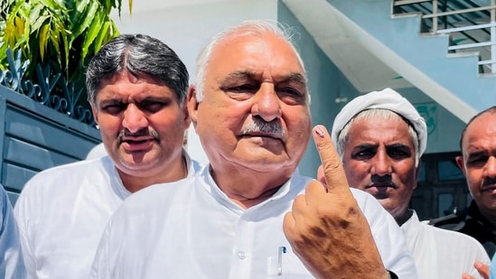 Haryana Assembly Leader of Opposition Bhupinder Singh Hooda shows his ink-marked finger after casting his vote during Haryana Assembly elections, in Rohtak, Saturday, Oct. 5, 2024. (PTI Photo) (PTI10_05_2024_000162B) (PTI)