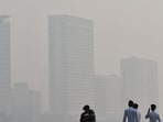 Mumbai, India - December 06, 2022: Citizens enjoy an evening with the city engulfed in smog amid hazy weather, at Marine Drive, in Mumbai, India, on Tuesday, Dec 06, 2022. (Photo by Bhushan Koyande/HT Photo) (HT PHOTO)