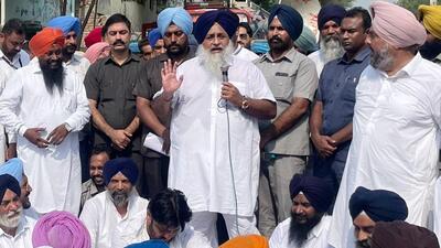 Accompanied by the party activists and key political aide Kanwarjit Singh Barkandi, Sukhbir Badal staged a protest at the Muktsar deputy commissioner’s office. (HT Photo) Accompanied by the party activists and key political aide Kanwarjit Singh Barkandi, Sukhbir Badal staged a protest at the Muktsar deputy commissioner’s office. (HT Photo)